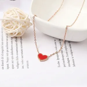 Elegante collana in acciaio inossidabile placcata oro 18K con ciondolo a cuore rosso