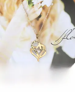 Dettaglio della collana cuore oro con incisione I love you to the moon and back e zircone
