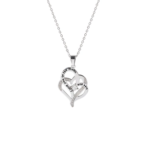 Dettaglio del pendente a cuore con incisione 'I love you to the moon and back' e cristalli