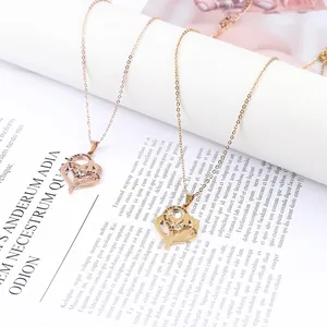 Collana minimalista con ciondolo a doppio cuore inciso e pietra di zircone in oro rosa fine