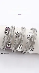 Detailansicht der versilberten Edelstahl-Armreif mit Katzenaugenstein und weißer Perle