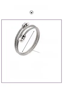 Details eines zweilagigen Edelstahl-Spiralarmreifs mit eleganten weißen Perlen