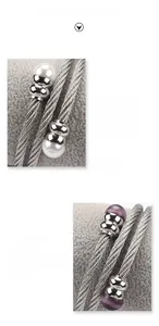 Nahaufnahme des gedrehten Edelstahl-Kabelarmbands mit Perlen- und violettem Steindetail