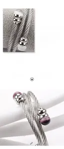 Detail eines zweilagigen Edelstahl-Kabelarmbands mit Perlenakzenten für Damen