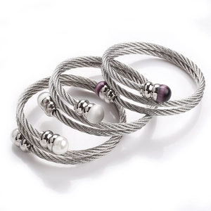 Drei tlg Edelstahl Armreif Set mit Kabeltextur und Perlen Perlen für Damen Schmuck