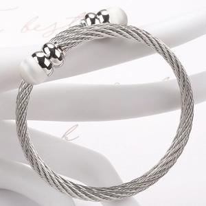 Detailansicht des silbernen Edelstahl-Kabelarmbands mit weißen Perlen an den Enden