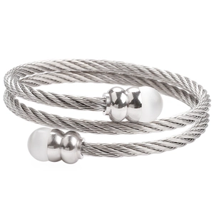 Detailansicht eines silbernen geflochtenen Kabelarmbands mit weißen Perlen auf Weiß