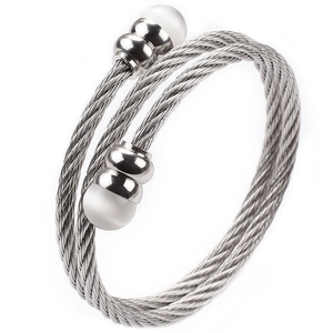 Silbernes Edelstahl-Kabelarmband mit eleganten Perlen an beiden Enden der Öffnung
