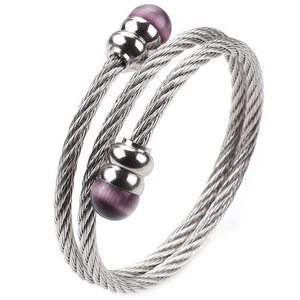 Detailaufnahme von Edelstahlkabel-Armband mit lila Katzenaugensteinen und Silberperlen