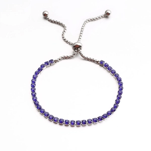 Dettaglio del bracciale tennis regolabile con zirconi blu scuro e chiusura a scorrimento