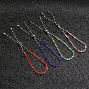Dettaglio di braccialetti regolabili in acciaio inossidabile con zirconi quadrati