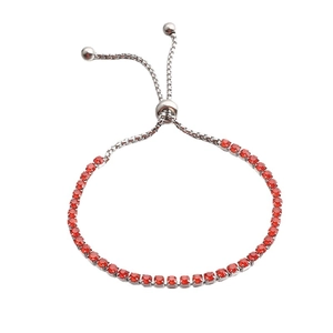 Bracciale regolabile in argento con pietre di zircone rosso brillante su sfondo bianco