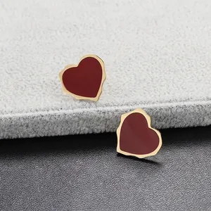 Boucles d'oreilles cœur élégantes avec émail rouge foncé et cadre doré pour un look chic