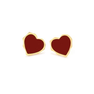 Détail de boucles d'oreilles cœur avec émail rouge et bords dorés texturés irréguliers
