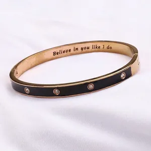 Bracelet ovale en acier doré avec émail noir et zircons, jonc intérieur gravé