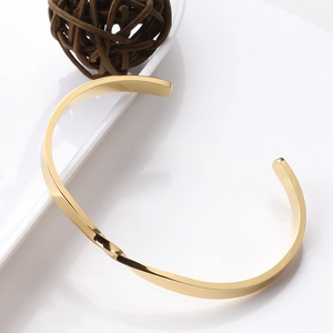 Detailed view of the Mobius twisted design on this polished gold stainless steel bangle