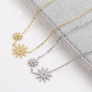 Minimalist daisy-shaped stainless steel necklace in polished gold and silver finishes