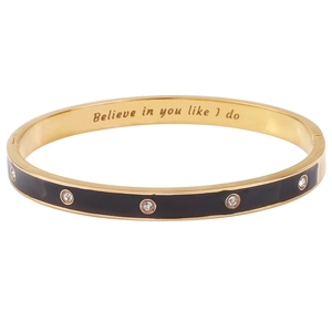 Détail du bracelet doré avec émail noir, cristaux incrustés et gravure intérieure