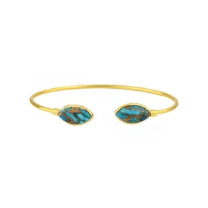 Dettaglio del bracciale ritorto in acciaio placcato oro con pietre turchesi marquise