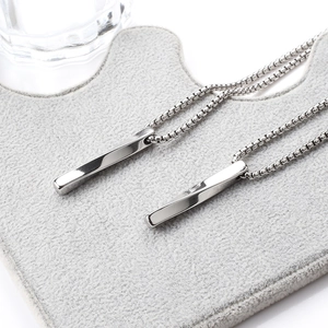 Collane con ciondolo a barra Mobius minimaliste in argento lucido e catena veneziana