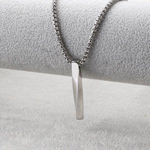 Dettaglio del ciondolo Mobius intrecciato argento su una catena a maglia veneziana