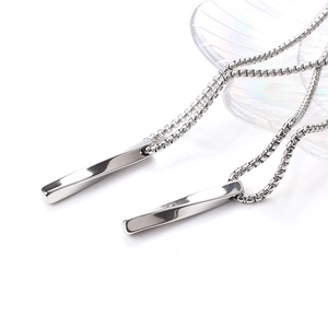 Dettaglio del ciondolo Mobius in argento lucido con catena a scatola dallo stile moderno