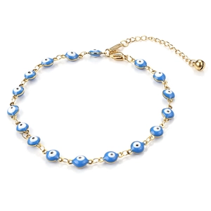 Dettaglio macro della catena Evil Eye dorata con ciondoli in smalto blu e chiusura a moschettone