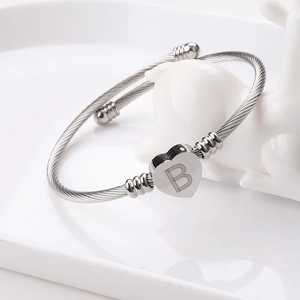 Détail du bracelet en câble d'acier inoxydable argenté avec pendentif cœur lettre B