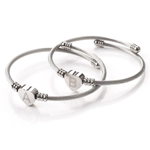 Ensemble de bracelets cœurs tressés en acier argenté avec gravures lettres A et B
