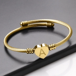 Bracelet jonc doré en câble d'acier avec pendentif cœur poli et lettre A gravée dessus