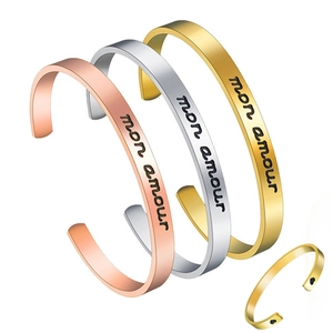 Mon Amour Schriftzug Manschettenarmband Edelstahl Herz Detail Verstellbare Öffnung Minimalistischer Modeschmuck Geschenk Frauen