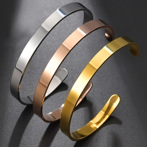 Dreiteiliges Set polierter C-förmiger Metallarmbänder in Silber, Gold und Roségold