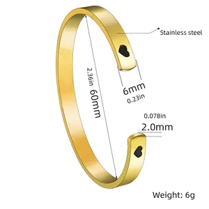 Goldenes C-förmiges Edelstahl-Armband mit schwarzem Herz und 60mm Innendurchmesser