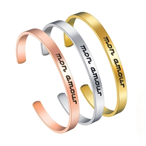 Drei minimalistische offene C-Armreifen in Gold, Silber und Roségold mit mon amour Gravur