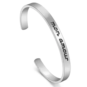 Verstellbares silbernes C-Armband aus Titanstahl mit mon amour Gravur für Damen