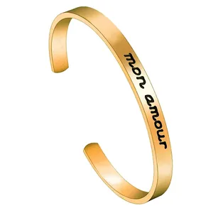 Verstellbares C-förmiges Gold-Edelstahlarmband mit der Gravur mon amour für Damen