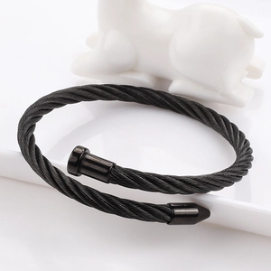 Bracelet torsadé en fil d'acier inoxydable noir avec un design ouvert industriel