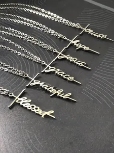 Collezione dettagliata di ciondoli in argento lucido con scritte blessed e grateful