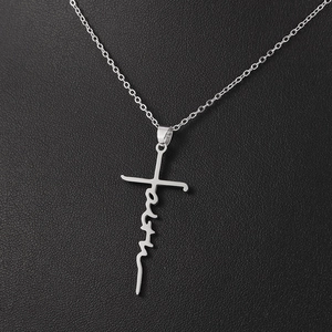 Dettaglio della collana con ciondolo a croce faith argento su pelle nera martellata