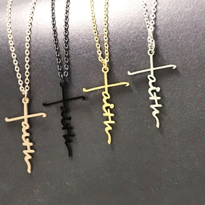 Collane con croce e scritta 'Faith' in finitura oro, argento, oro rosa e nero lucido
