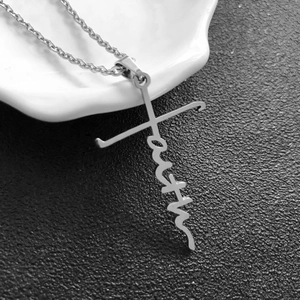 Collana minimalista in argento con ciondolo a croce lettera faith su fondo testurizzato