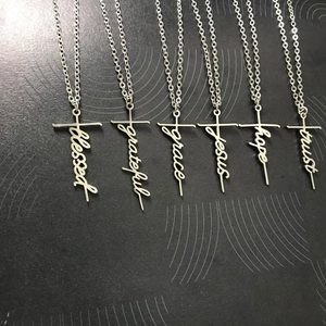 Collane con ciondolo a croce in argento con scritte blessed e grateful su sfondo grigio