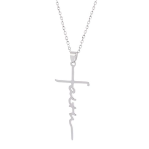 Pendaglio croce con scritta faith in argento con catena a maglie sottili su sfondo bianco