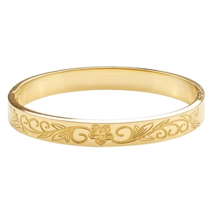 Gros plan d'un bracelet de 8mm en acier doré 18k avec des gravures florales élégantes