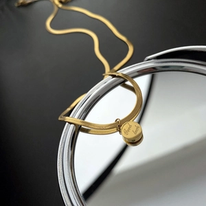 Collier Pendentif Pièce Gravée Good Luck Plaqué Or Acier Inoxydable Chaîne Serpent Bijoux Minimalistes Pour Femmes