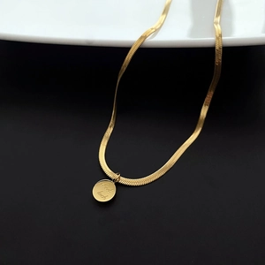 Collier chaîne serpent dorée minimaliste avec pendentif rond gravé Good Luck