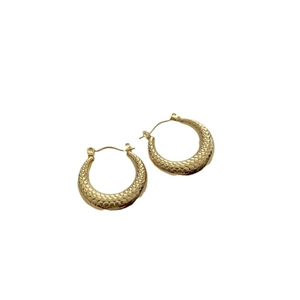 Gold-tone textured scale pattern C-shape hoop earrings in minimalist retro style