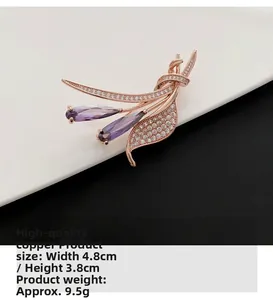 Détail de la broche fleur or rose ornée de gemmes violettes et de petits oxydes de zirconium