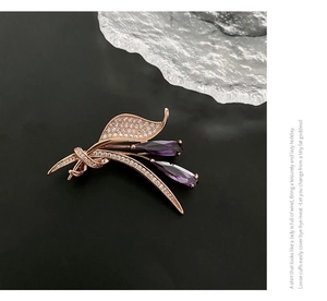 Détail macro de broche feuille avec cristaux violets et oxydes de zirconium sertis