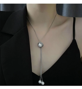 Mannequin portant un collier sautoir en perles réglable sur un blazer noir